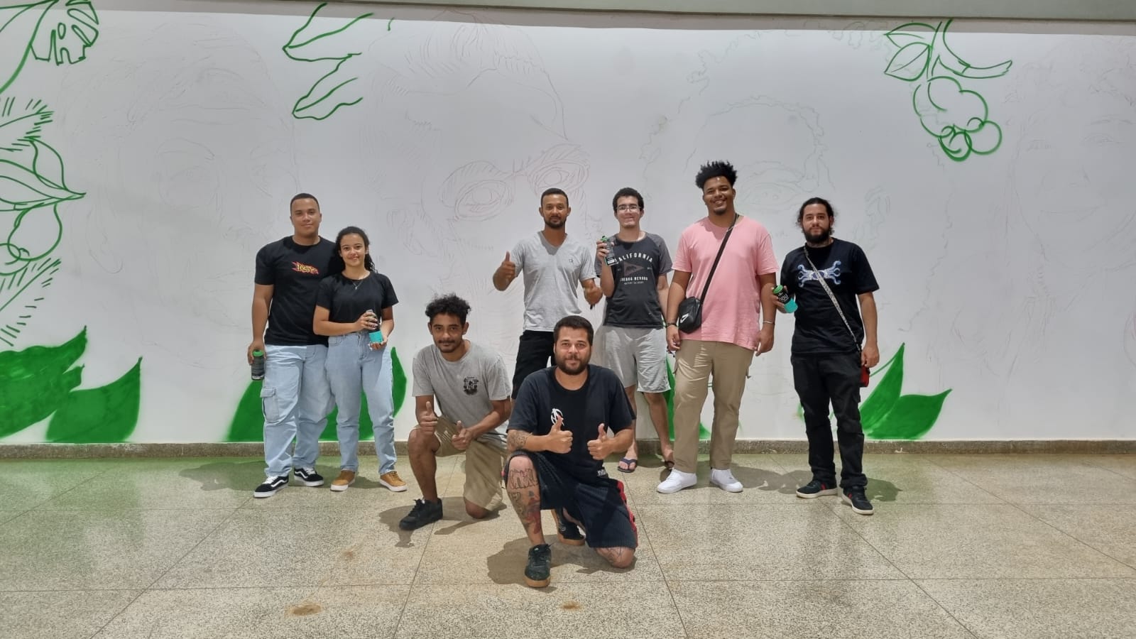 Grafiteiros e estudantes compartilham pintura